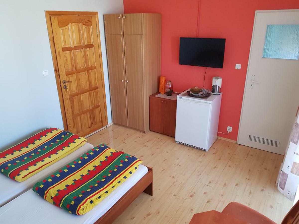 Pokoje Goscinne U Laury Rewal Exterior foto