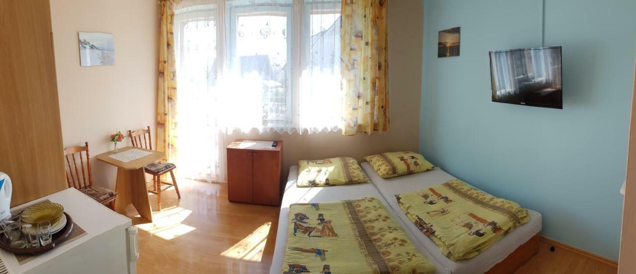 Pokoje Goscinne U Laury Rewal Exterior foto